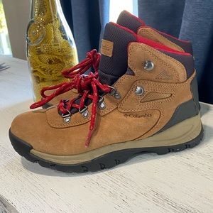 Columbia waterproof hiking boots Women’s size 8